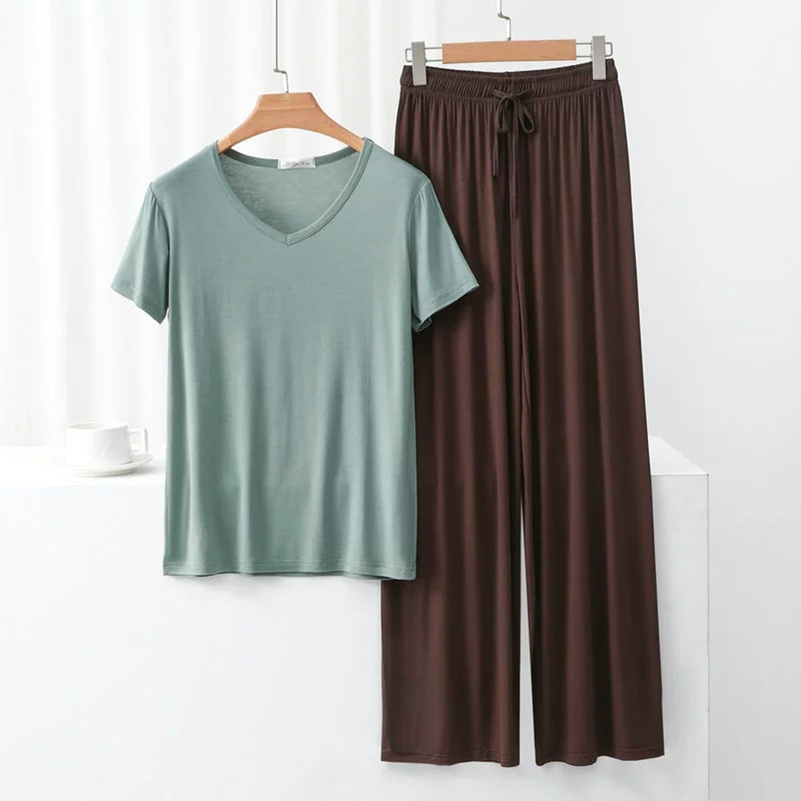 thumbnail image 2 of Conjunto de pijama de manga corta con cuello en V para mujer - Pantalones largos de poliéster y spandex, ropa de dormir ligera para verano, 2 of 5